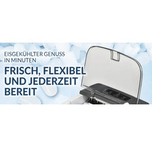 Eiswürfelmaschine mit geöffnetem transparentem Deckel und Bedienfeld vor einem Hintergrund aus vielen Eiswürfeln.