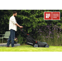 Ein Mann bedient einen Bosch Rasenmäher auf einer Rasenfläche im Garten neben lila Blumen. iF Design Award 2026.