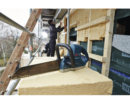 Bosch Elektrofuchsschwanz für Dämmstoffe auf einer Baustelle mit Handwerker bei der Fassadendämmung.
