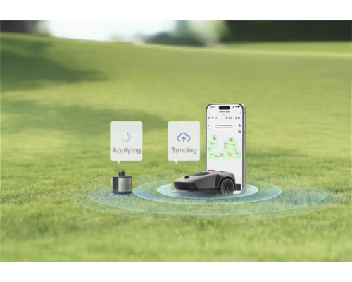 Mähroboter mit App-Steuerung auf einer Rasenfläche, Symbole für Anwendung und Synchronisierung sowie Smartphone mit Gartenkarte.