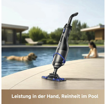 Akku-Poolsauger von MOVA steht auf einer Poolterrasse neben einem Swimmingpool im Garten.