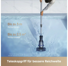 Person nutzt einen Poolreiniger mit Teleskopgriff im Schwimmbecken, Reinigungstiefe bis zu 3 Meter und Reinigungslänge bis zu 2,5 Meter.