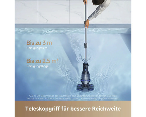 Person nutzt einen Poolreiniger mit Teleskopgriff im Schwimmbecken, Reinigungstiefe bis zu 3 Meter und Reinigungslänge bis zu 2,5 Meter.
