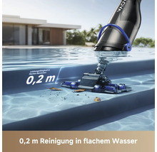 Akku-Poolsauger reinigt flache Bereiche und Treppenstufen im Pool bei einer Wassertiefe von null Komma zwei Metern.