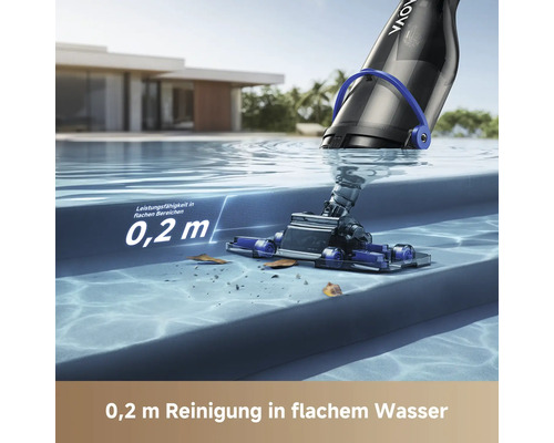 Akku-Poolsauger reinigt flache Bereiche und Treppenstufen im Pool bei einer Wassertiefe von null Komma zwei Metern.