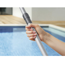 Eine Hand hält eine ausziehbare Teleskopstange aus Aluminium für die Poolreinigung mit Drehverschluss über dem Wasser.