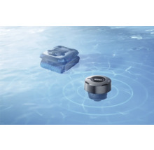 Poolroboter im Wasser und schwimmendes digitales Poolthermometer mit Temperaturanzeige auf der Wasseroberfläche.