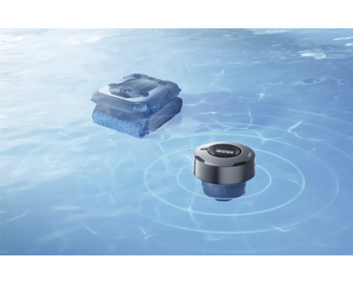 Poolroboter im Wasser und schwimmendes digitales Poolthermometer mit Temperaturanzeige auf der Wasseroberfläche.