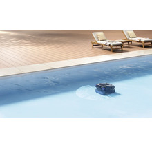 Poolroboter reinigt ein Schwimmbecken im Außenbereich neben einer Holzterrasse mit Liegestühlen.