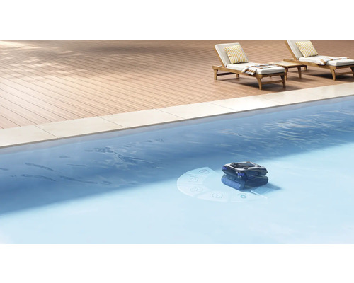 Poolroboter reinigt ein Schwimmbecken im Außenbereich neben einer Holzterrasse mit Liegestühlen.