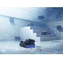 Mehrere Poolroboter reinigen den Boden, die Wände und die Treppen eines hellen Schwimmbeckens unter Wasser.