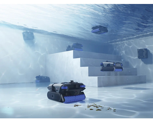 Mehrere Poolroboter reinigen den Boden, die Wände und die Treppen eines hellen Schwimmbeckens unter Wasser.