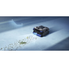 Automatischer Poolroboter bei der Reinigung des Poolbodens von Schmutz und Blättern unter Wasser.