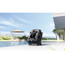 MOVA Poolroboter auf einer Ladestation am Rand eines modernen Außenpools mit Blick auf Berge und Liegestühle unter einem Sonnenschirm.