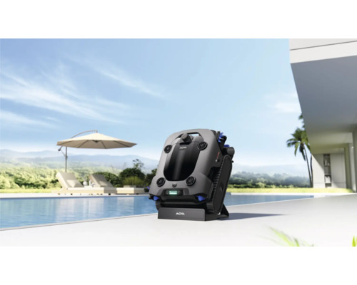 MOVA Poolroboter auf einer Ladestation am Rand eines modernen Außenpools mit Blick auf Berge und Liegestühle unter einem Sonnenschirm.