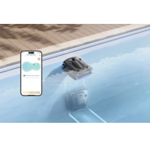 Poolroboter reinigt eine Poolwand, Steuerung über eine App auf dem Smartphone in einem modernen Schwimmbecken.