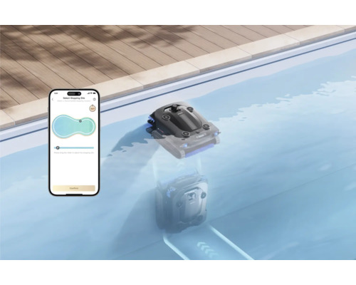 Poolroboter reinigt eine Poolwand, Steuerung über eine App auf dem Smartphone in einem modernen Schwimmbecken.