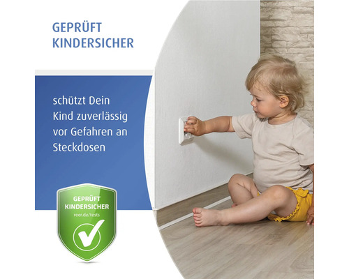 Kleinkind sitzt am Boden und greift nach einer Steckdose mit Kindersicherung. Geprüfte Kindersicherheit für Steckdosenschutz.