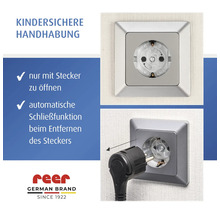 Kindersicherung für Steckdosen von reer mit automatischem Verschluss. Lässt sich nur mit einem Stecker öffnen. reer Logo.