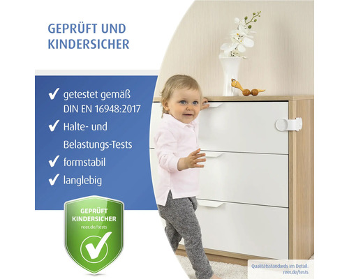 reer Kindersicherung an weißer Kommode mit Kleinkind, nach europäischen Sicherheitsnormen auf Belastung und Stabilität geprüft.