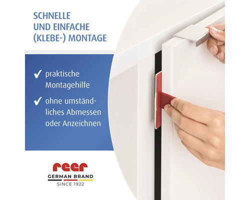 reer Montagehilfe für Kindersicherung an Schranktüren ermöglicht schnelle Klebemontage ohne Messen und Anzeichnen. reer Logo.