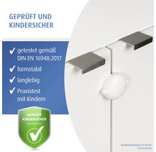 Geprüfte Kindersicherung für Schränke, getestet nach DIN EN 16948 2017, formstabil und langlebig, montiert an weißer Schranktür.