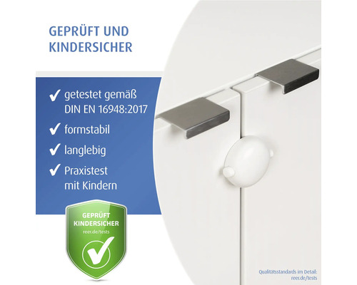 Geprüfte Kindersicherung für Schränke, getestet nach DIN EN 16948 2017, formstabil und langlebig, montiert an weißer Schranktür.