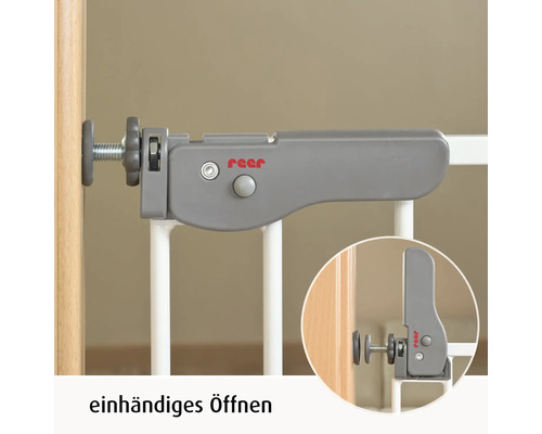 reer Türschutzgitter mit Einhand-Öffnungsmechanismus, Befestigung an Holzrahmen und weißen Gitterstäben.
