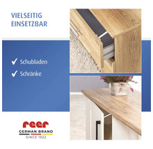 reer Kindersicherung für Schubladen und Schränke in der Anwendung an einer Holzkommode und einem weißen Schrank. reer Logo.