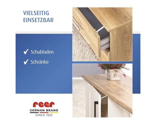 reer Kindersicherung für Schubladen und Schränke in der Anwendung an einer Holzkommode und einem weißen Schrank. reer Logo.
