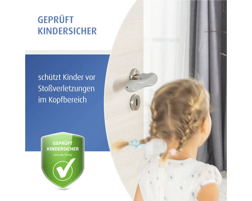 Gepolsterter Türgriff-Schutz an einer weißen Zimmertür zur Kindersicherung gegen Stoßverletzungen im Kopfbereich.