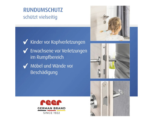 Infografik für reer Rundumschutz für Türklinken zum Schutz vor Kopfverletzungen bei Kindern, Rumpfverletzungen und Wandschäden. reer Logo.