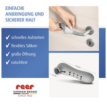 Türklinken-Schutz aus Silikon von reer, Montage an einer Türklinke, 13 Zentimeter lang, flexibel und rutschfest. reer Logo.