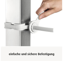 Hand zieht eine weiße Kunststoffbefestigung mit einem Montageschlüssel an einem quadratischen Metallpfosten fest.