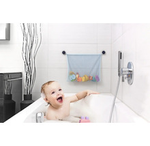 Blaues Badewannen-Spielzeugnetz mit Saugnäpfen an weißen Fliesen über einem Kind in einer Badewanne mit Badeschaum.