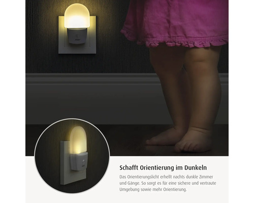 Orientierungslicht in der Steckdose erhellt dunkle Räume neben einem Kind für mehr Sicherheit bei Nacht.