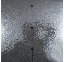 Strukturierte graue Oberfläche mit drei schwarzen Pfeilen zur Anzeige der Verlegerichtung.