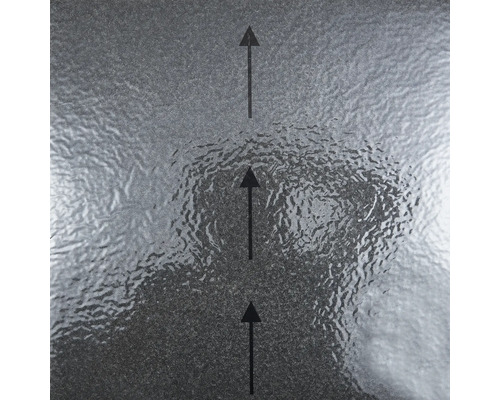 Strukturierte graue Oberfläche mit drei schwarzen Pfeilen zur Anzeige der Verlegerichtung.