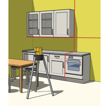 Kreuzlinienlaser auf Stativ zur Ausrichtung von Küchenschränken mit projizierten roten Laserlinien an der Wand.