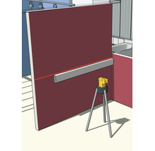 Kreuzlinienlaser auf Stativ projiziert eine horizontale Linie an eine Wand zur Ausrichtung eines Metallprofils beim Bau.