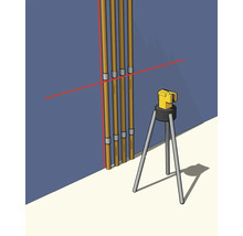 Kreuzlinienlaser auf Stativ projiziert rote Laserlinien zur Ausrichtung von vertikalen Rohren an einer Wand.