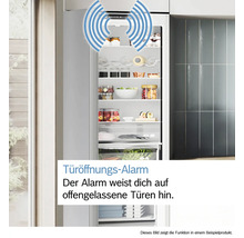 Ein geöffneter Kühlschrank mit Lebensmitteln und einem grafischen Symbol für den Türöffnungs-Alarm.