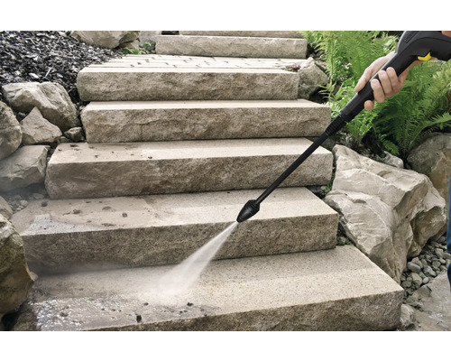 Reinigung von Steintreppen im Außenbereich mit dem Wasserstrahl eines Hochdruckreinigers.