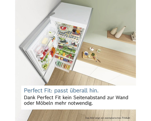 Geöffneter Kühlschrank mit Lebensmitteln, bündig an der Wand platziert dank Perfect Fit Technologie in einer hellen Küche.