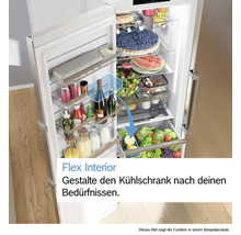 Offener Kühlschrank mit flexibler Innenraumgestaltung, bei der eine herausnehmbare Box von der Tür in das Gemüsefach versetzt wird.