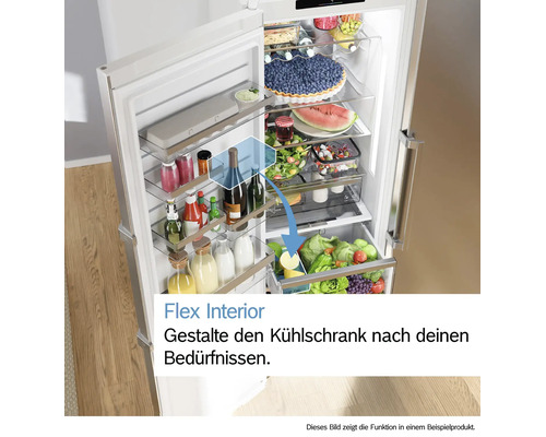 Offener Kühlschrank mit flexibler Innenraumgestaltung, bei der eine herausnehmbare Box von der Tür in das Gemüsefach versetzt wird.