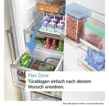 Geöffneter Gefrierschrank mit Flex Door Funktion zur flexiblen Anordnung von Türablagen und übersichtlicher Organisation von Lebensmitteln.