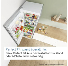 Geöffneter Kühlschrank mit Lebensmitteln, bündig an der Wand platziert dank Perfect Fit Technologie in einer hellen Küche.
