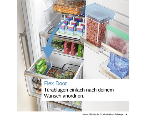 Geöffneter Gefrierschrank mit Flex Door Funktion zur flexiblen Anordnung von Türablagen und übersichtlicher Organisation von Lebensmitteln.