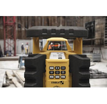 Stabila Rotationslaser auf einer Baustelle mit Bedienfeld und Laserkopf.